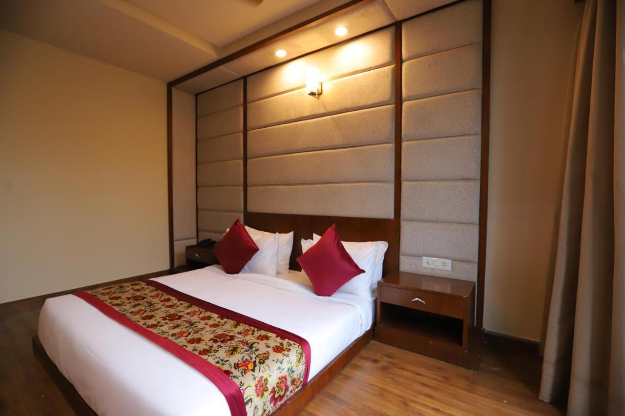 Ip Royal Hotel - New Delhi Bagian luar foto