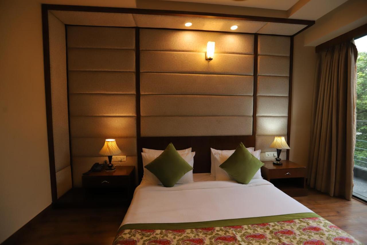 Ip Royal Hotel - New Delhi Bagian luar foto