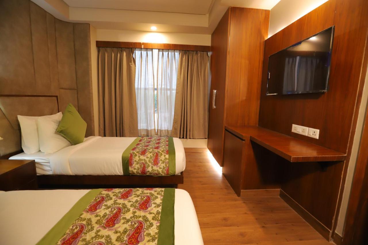 Ip Royal Hotel - New Delhi Bagian luar foto