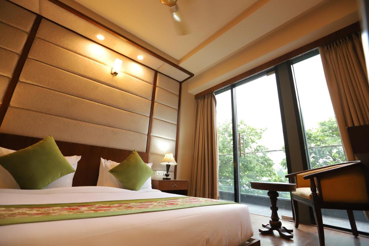 Ip Royal Hotel - New Delhi Bagian luar foto