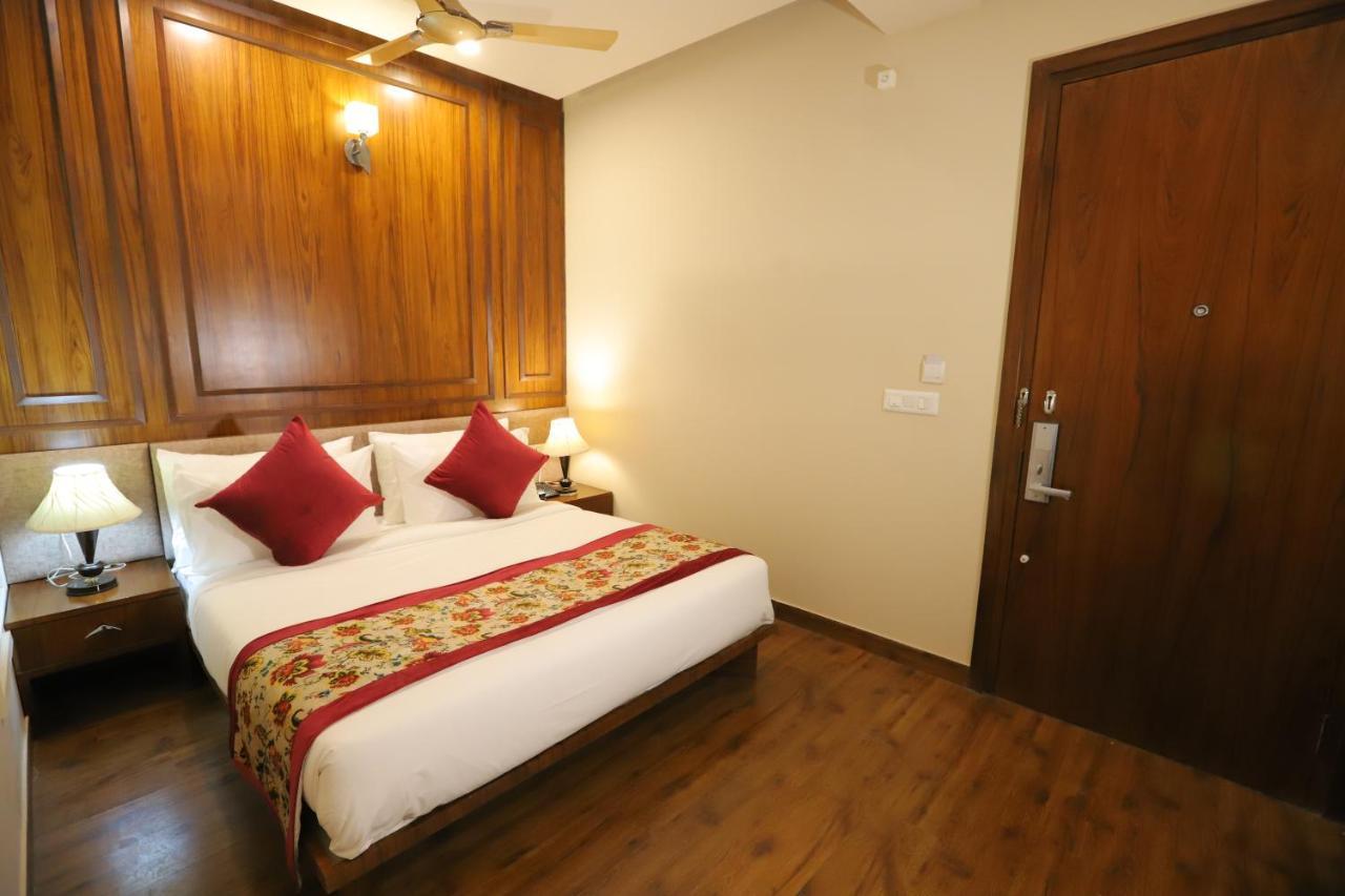 Ip Royal Hotel - New Delhi Bagian luar foto