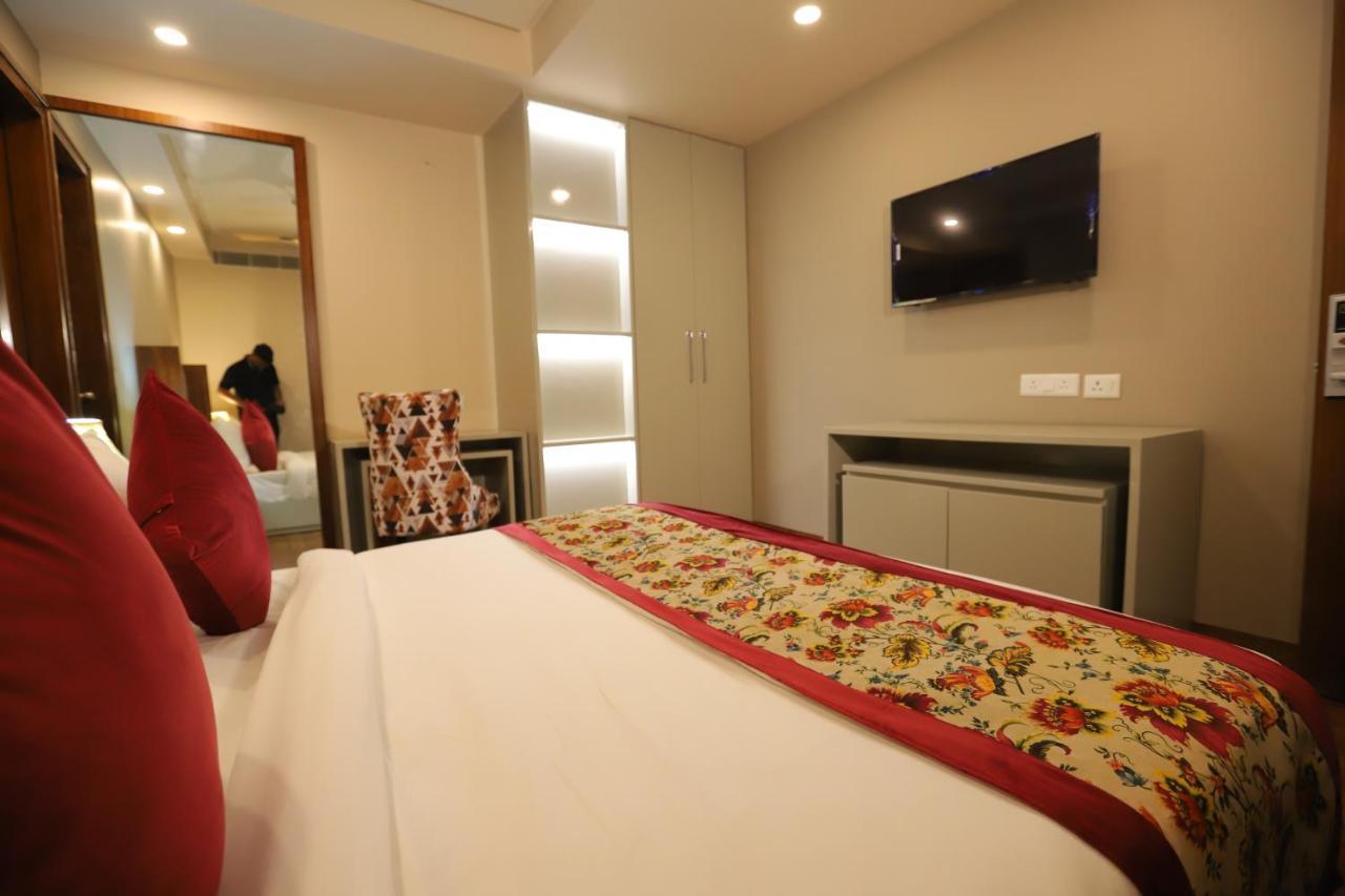 Ip Royal Hotel - New Delhi Bagian luar foto