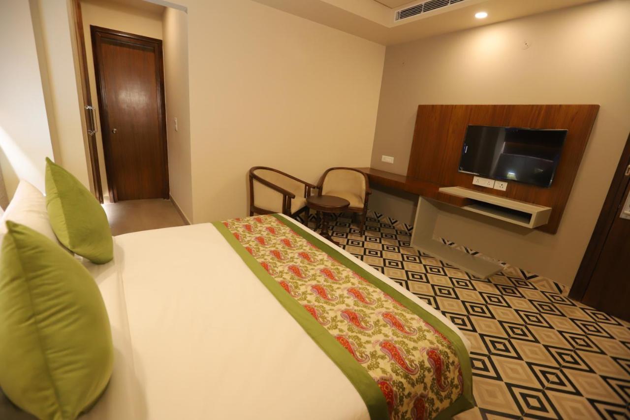 Ip Royal Hotel - New Delhi Bagian luar foto