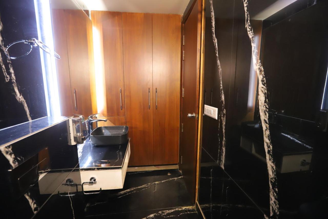 Ip Royal Hotel - New Delhi Bagian luar foto