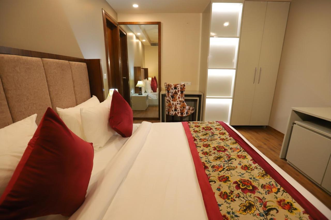 Ip Royal Hotel - New Delhi Bagian luar foto