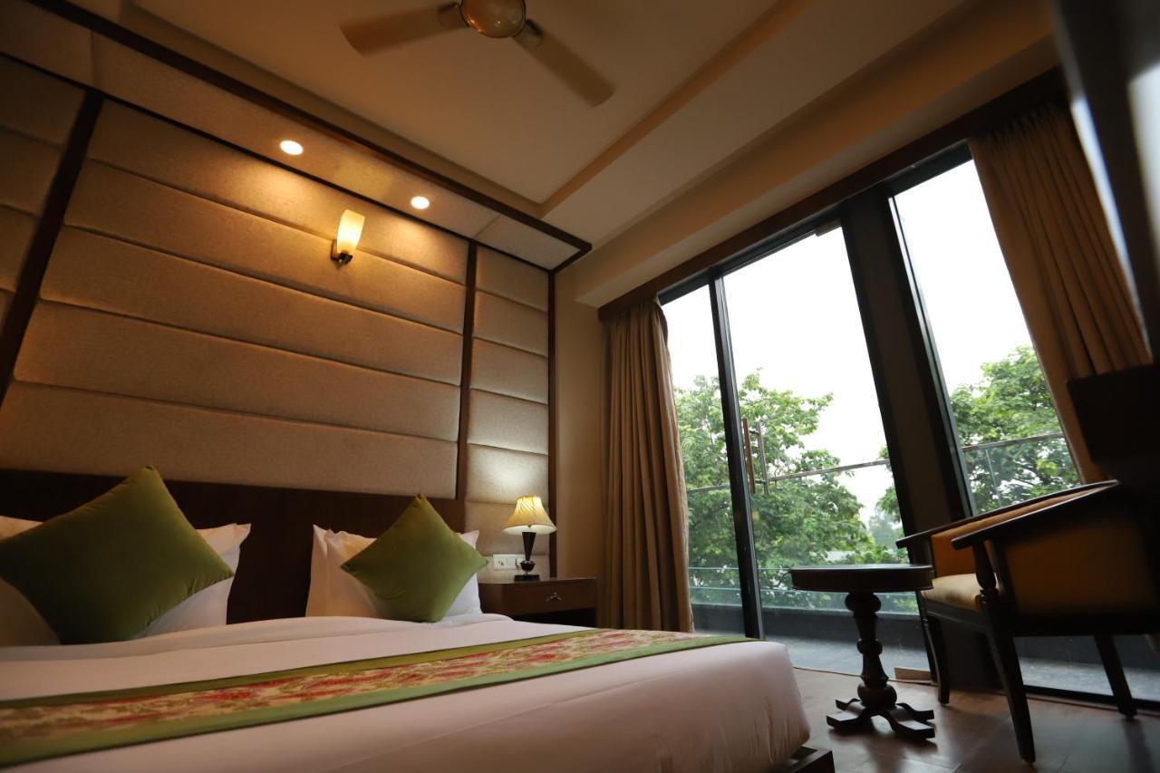 Ip Royal Hotel - New Delhi Bagian luar foto