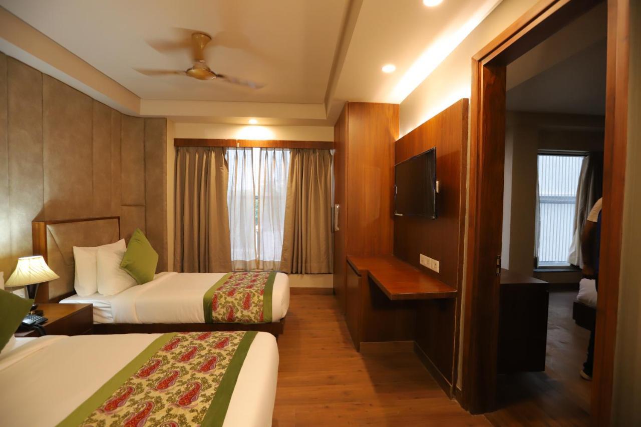 Ip Royal Hotel - New Delhi Bagian luar foto
