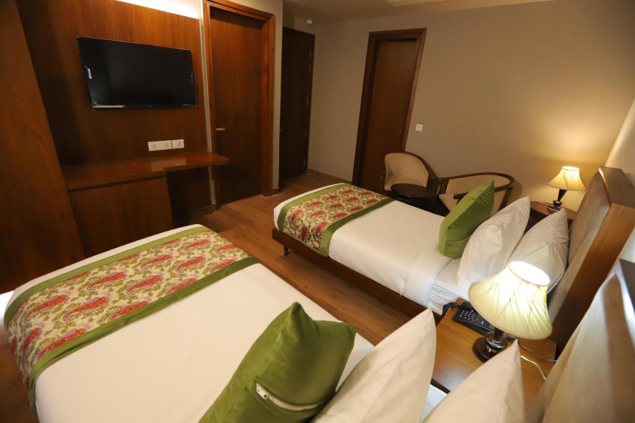 Ip Royal Hotel - New Delhi Bagian luar foto