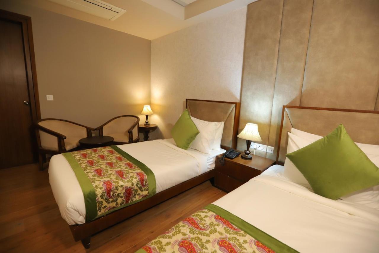 Ip Royal Hotel - New Delhi Bagian luar foto