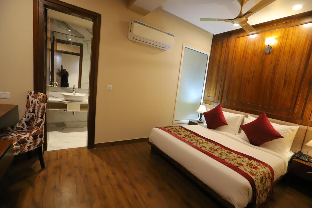 Ip Royal Hotel - New Delhi Bagian luar foto