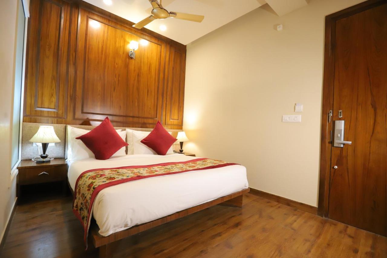 Ip Royal Hotel - New Delhi Bagian luar foto