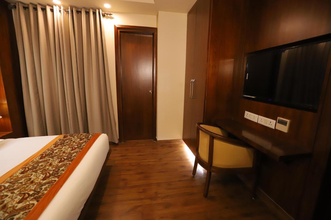 Ip Royal Hotel - New Delhi Bagian luar foto